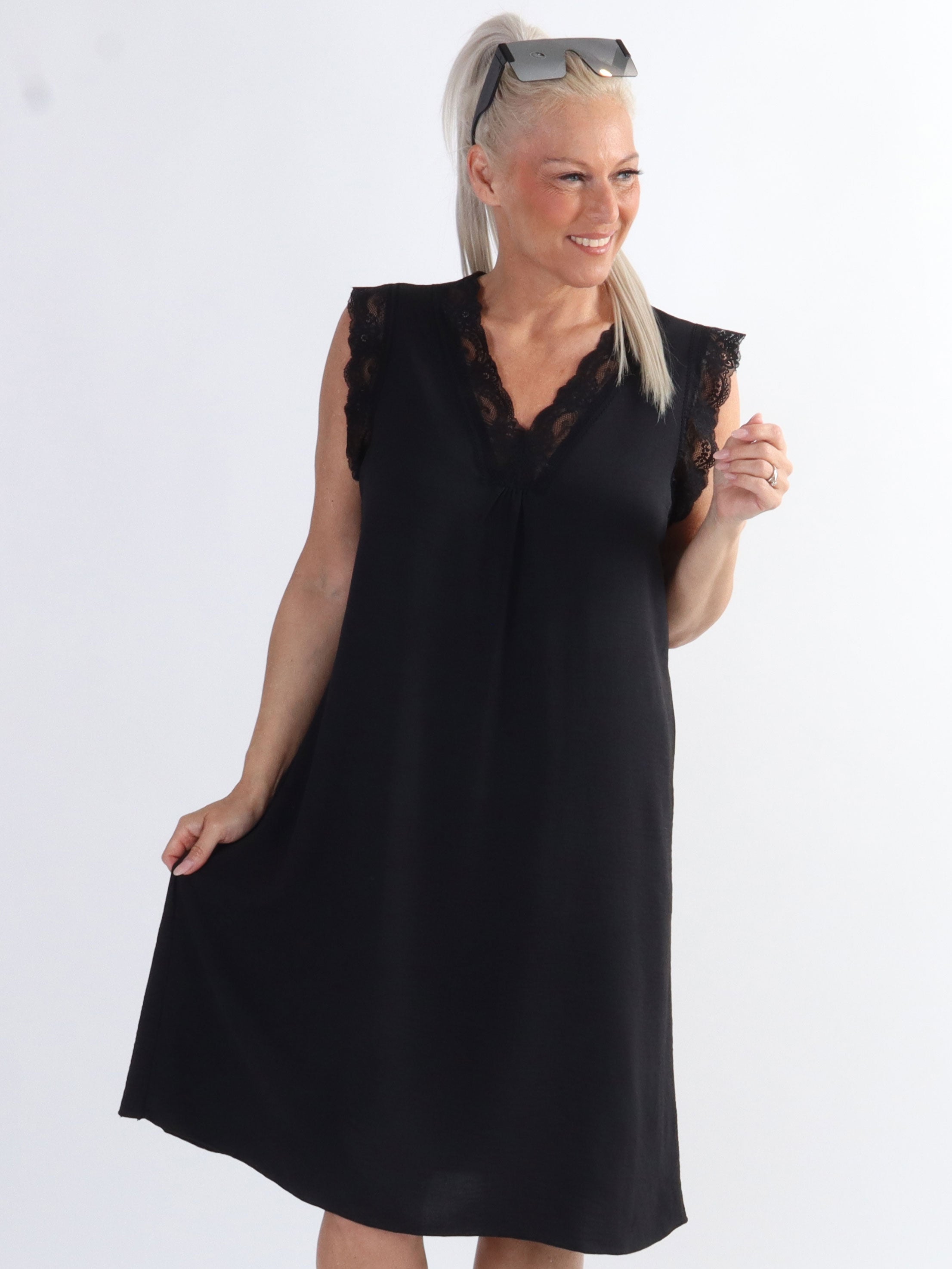 Elly - Söt sommarklänning i plus size med söt spets